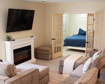 Hubbs Cellar at JS Hubbs Guest House - Hammondsport - Wohnzimmer