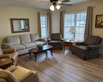 Relax and enjoy the river life in a newly renovated 3-bedroom home in Athens, AL - Athens - Living room