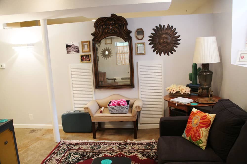 Artsy Full Apartment 15 minutes from Downtown Nashville - Nashville - Sala de estar