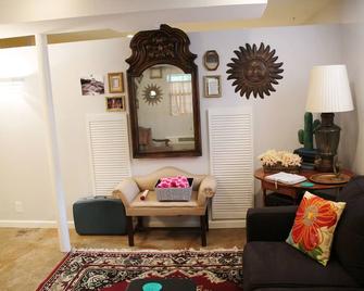 Artsy Full Apartment 15 minutes from Downtown Nashville - Nashville - Sala de estar