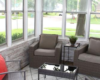 Newly remodeled 3-bedroom house in Austin. Family-friendly with WiFi! - Austin - Sala de estar