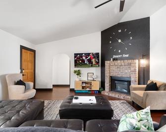 Euphoria In Peoria! Heated Pool, Prime Location & Good Vibes! 5 Mins To Westgate - Peoria - Living room
