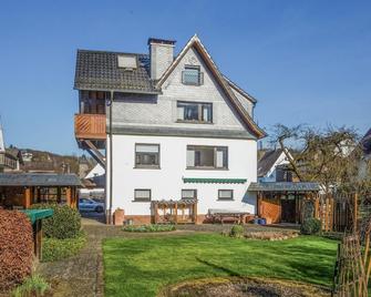 2 Bedroom Cozy Apartment In Finnentrop - Finnentrop - Building