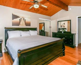 Five Pines - Beautifully remodeled gambrel cabin with Hot Tub and Fenced Yard! - Big Bear Lake - Bedroom