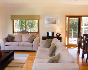 Growlers Creek Lodge - Wandiligong - Living room