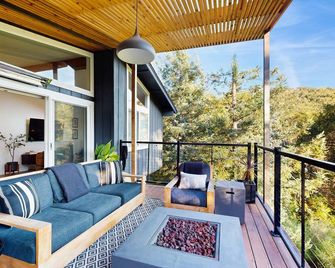 Updated home w/ bocce ball court, large yard, deck & grill - Russian River views - Healdsburg - Balcón