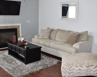 Home away from home! Entire townhome- large backyard. Close to many colleges. - Troy - Living room