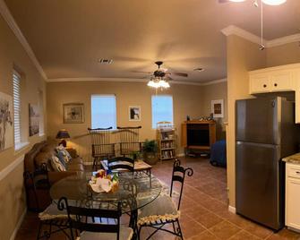 Newly Remodeled, On Beautiful Acreage Between Temple & Belton, Gorgeous Views - Temple - Dining room