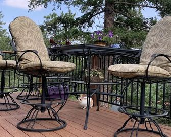History and Romance abound in this restored home & cabin in cozy Evergreen - Evergreen - Balcón