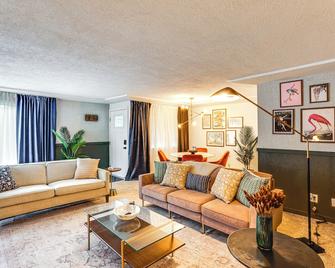 Vibrant Tacoma Retreat, Near Point Defiance Park! - Tacoma - Sala de estar