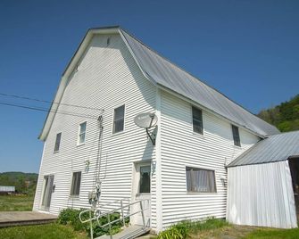 Cozy renovated barn apartment on first floor - Randolph Center - Building