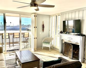 Beachfront End-unit Cottage with whitewater ocean views and private entrance - Oceanside - Living room