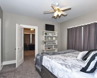 Entire Homecherry Stfoodfundrinksshop - Tulsa - Bedroom