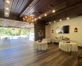 Parkview Family Suite at Cataract Falls - Cloverdale - Restaurant