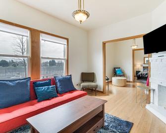 8 Mi to Chicago Oak Park Home with Fenced Backyard! - Oak Park - Living room