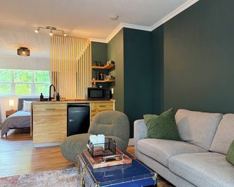 Stylish Quadra Island studio | Walk to ferry, cafes, pizza, and coffee shops - Quathiaski Cove - Wohnzimmer