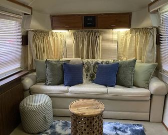 Beautiful Airstream, Beaufort SC-Enjoy the Journey - Beaufort - Living room