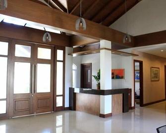 Country Chateau Hotel - Tagaytay - Front desk