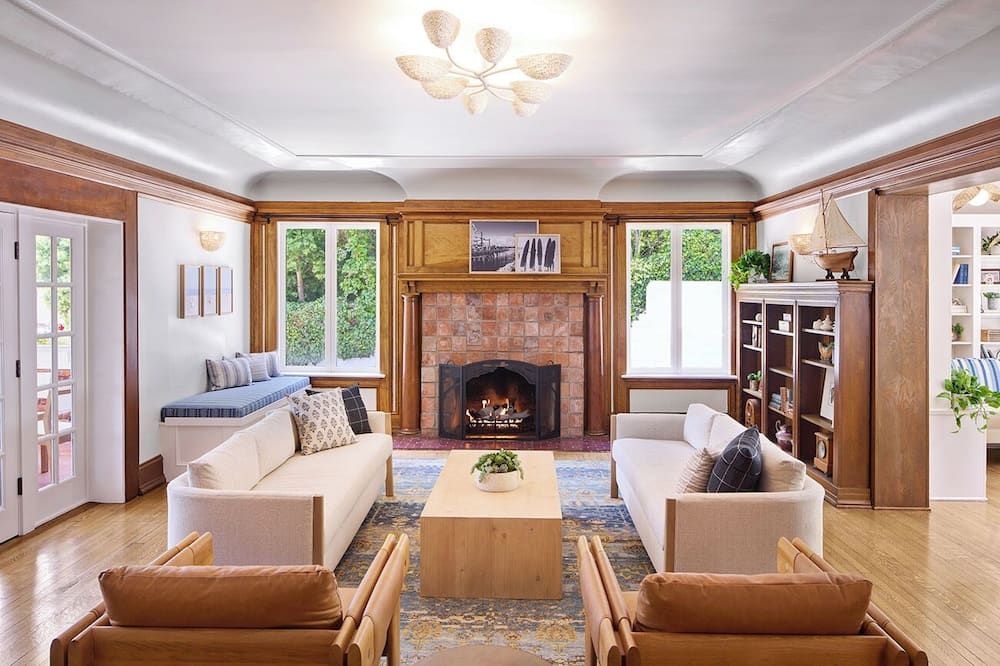 تشانيل رود ن، إيه فور سيسترز إن