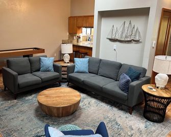 Large 3 bedroom above park w/ Hot Tub, Sauna and Peloton - Coos Bay - Huiskamer