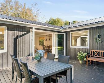 Newly renovated and modern cottage near the beach - Hornbæk - Patio