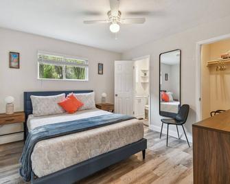 Chic & Cozy 3 Bed/2 Bath House Near Beaches - Largo - Bedroom