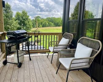 #4 Kentucky Bourbon Trail Bourbon Barrel Cottages - Lawrenceburg - Balcony