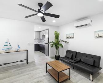 1br, 1ba, Kitchenette And Laundry, Oviedo - Lake Mary - Living room