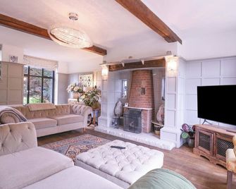 Home By The Sea, Pet Friendly, With Open Fire In Clacton-On-Sea - Clacton-on-Sea - Living room