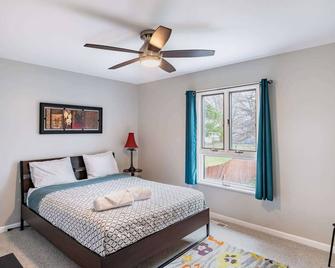 Charming 3-Bed Stay Airport 10 Min Pets Ok - Romulus - Bedroom
