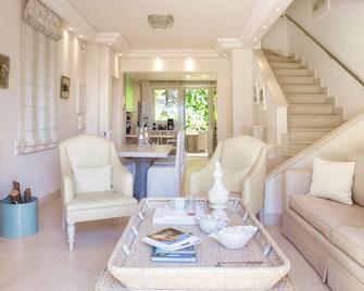 Acanthus Villa-next to the beach- with sharing swimming pool - Calcis - Sala de estar