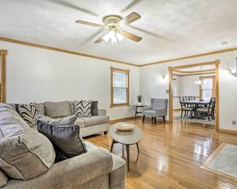 Farmhouse on 5 Wooded Acres with Hiking On-Site! - Pickerington - Living room