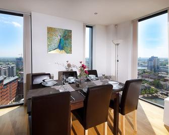 Incitynow Media City Penthouse - Salford - Essbereich