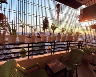 Hotel Kartikey Inn - Varanasi - Balcony