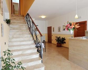 B&B Casa Augello - סן ג'ובאני רוטונדו - דלפק קבלה