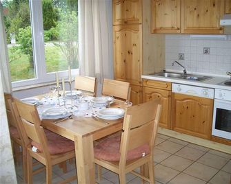 Bungalow im Feriendorf Uslar mit Gartenterrasse - Uslar - Essbereich