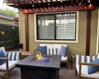 Newly remodeled house steps to Monterey Bay and Cannery Row - Monterey - Patio