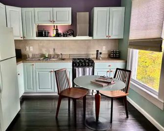 Mid-Century Downtown Staunton Loft - Staunton - Küche