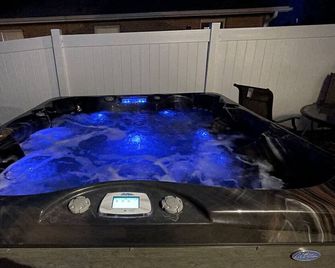 Cozy Pool & Hot Tub Retreat by Casino - Charles Town