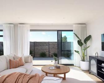 Berryfields Luxury Gem - New Home Richmond - Nelson - Wohnzimmer