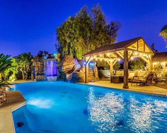 Uu Newly Well-Lit 8bd/8ba Villa Near Vegas Strip-3.5mi - Spring Valley - Piscina
