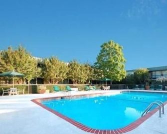 Motel 6 Lugoff Sc - Lugoff - Zwembad