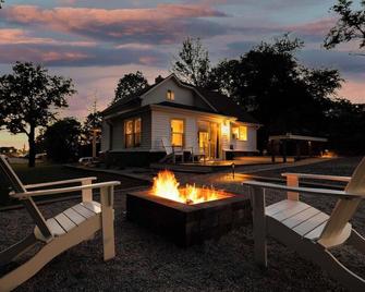 Hometown Haven- 3 bedroom, Large Yard, Firepit - Ames - Patio