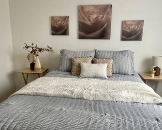 3Bed Fully Furnished Long Term - Pontiac - Bedroom