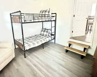 Charming 3-bedroom House with Hot Tub and WiFi 1 mile from the beach. - Pascagoula - Bedroom