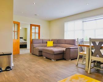 Clonlum Holiday Cottages - Newry - Living room