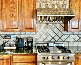 Secluded Riverfront Cabin with Bluff Views, Gated Privacy & Scenic Trail Access in Tahlequah, Oklahoma - Tahlequah - Keuken