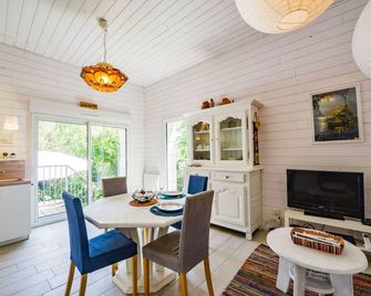 Beautiful private villa for 3 guests with WIFI, TV and pets allowed - Chissay-en-Touraine - Eetruimte