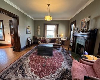 Williams House - 6-Bedroom Victorian Retreat & River Trailhead - Oil City - Sala de estar