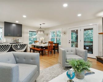 Close To Towndouble Decker Screened Porchespool Hike To Brewery4 Bed 4 Bath - Berkeley Springs - Living room